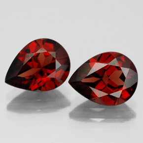 カラットの天然ディープレッドアルマンディンガーネット（9.1×7 mm・洋梨の形）