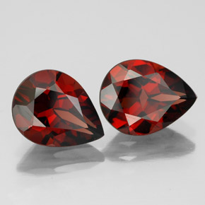カラットの天然ディープレッドアルマンディンガーネット（9.1×7 mm・洋梨の形）