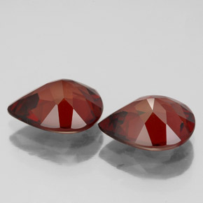 カラットの天然ディープレッドアルマンディンガーネット（9.1×7 mm・洋梨の形）