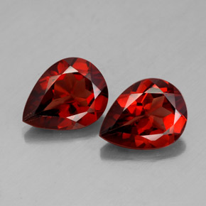 カラットの天然ディープレッドアルマンディンガーネット（9.2×7.1 mm・洋梨の形）