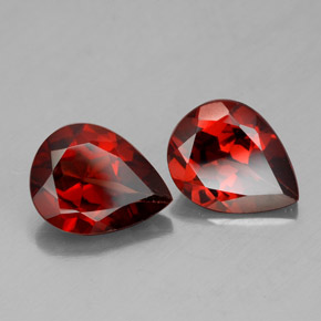 カラットの天然ディープレッドアルマンディンガーネット（9.2×7.1 mm・洋梨の形）