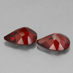 カラットの天然ディープレッドアルマンディンガーネット（9.2×7.1 mm・洋梨の形）