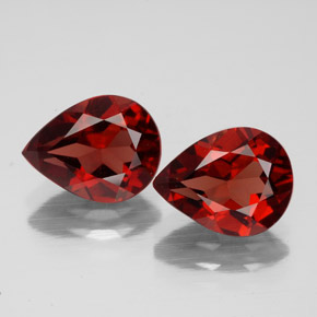カラットの天然ディープレッドアルマンディンガーネット（9×7 mm・洋梨の形）