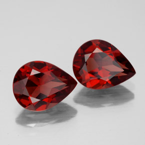 カラットの天然ディープレッドアルマンディンガーネット（9×7 mm・洋梨の形）