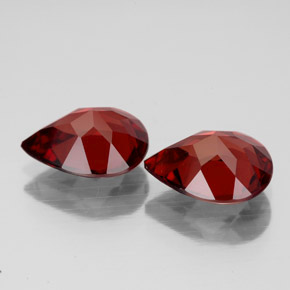 カラットの天然ディープレッドアルマンディンガーネット（9×7 mm・洋梨の形）