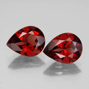 カラットの天然ディープレッドアルマンディンガーネット（8.4×7 mm・洋梨の形）