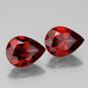 カラットの天然ディープレッドアルマンディンガーネット（8.4×7 mm・洋梨の形）