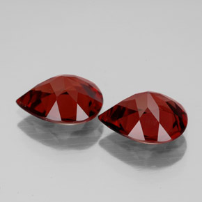 カラットの天然ディープレッドアルマンディンガーネット（8.4×7 mm・洋梨の形）