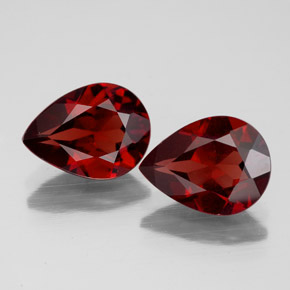 カラットの天然ディープレッドアルマンディンガーネット（9.1×6.8 mm・洋梨の形）
