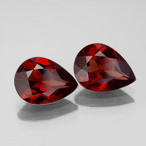 カラットの天然ディープレッドアルマンディンガーネット（9.1×6.8 mm・洋梨の形）