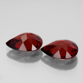 カラットの天然ディープレッドアルマンディンガーネット（9.1×6.8 mm・洋梨の形）
