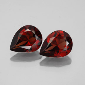 カラットの天然ディープレッドアルマンディンガーネット（9.1×7.1 mm・洋梨の形）