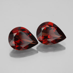 カラットの天然ディープレッドアルマンディンガーネット（9.1×7.1 mm・洋梨の形）