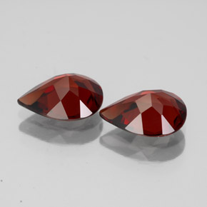 カラットの天然ディープレッドアルマンディンガーネット（9.1×7.1 mm・洋梨の形）