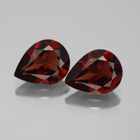 カラットの天然ディープレッドアルマンディンガーネット（9.1×7 mm・洋梨の形）