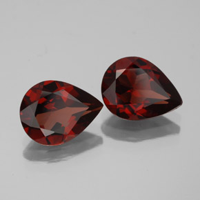 カラットの天然ディープレッドアルマンディンガーネット（9.1×7 mm・洋梨の形）
