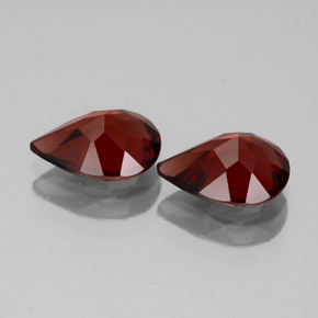 カラットの天然ディープレッドアルマンディンガーネット（9.1×7 mm・洋梨の形）