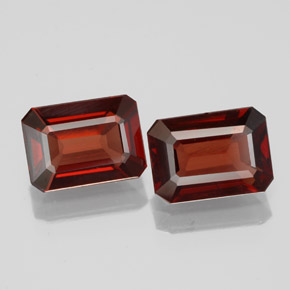 カラットの天然ディープレッドアルマンディンガーネット（7×5.1 mm・エメラルドカット）