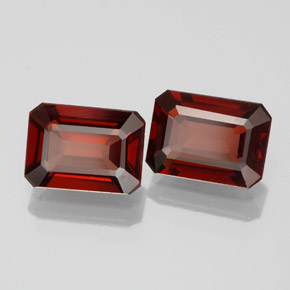 カラットの天然ディープレッドアルマンディンガーネット（7×5.1 mm・エメラルドカット）