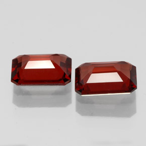 カラットの天然ディープレッドアルマンディンガーネット（7×5.1 mm・エメラルドカット）