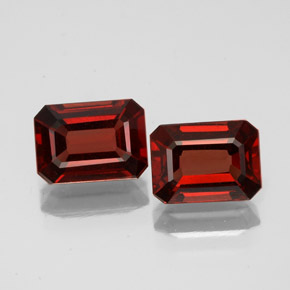 カラットの天然ディープレッドアルマンディンガーネット（6.8×5 mm・エメラルドカット）