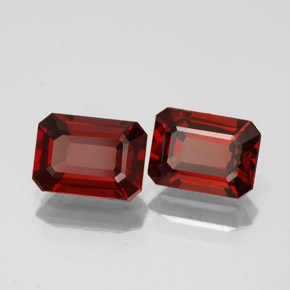 カラットの天然ディープレッドアルマンディンガーネット（6.8×5 mm・エメラルドカット）