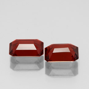 カラットの天然ディープレッドアルマンディンガーネット（6.8×5 mm・エメラルドカット）