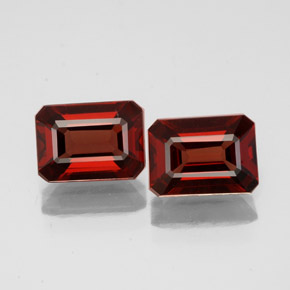 カラットの天然ディープレッドアルマンディンガーネット（6.9×5 mm・エメラルドカット）