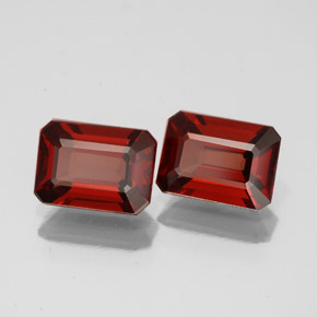 カラットの天然ディープレッドアルマンディンガーネット（6.9×5 mm・エメラルドカット）