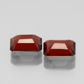 カラットの天然ディープレッドアルマンディンガーネット（6.9×5 mm・エメラルドカット）