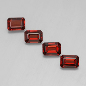 カラットの天然ディープレッドアルマンディンガーネット（7×5 mm・エメラルドカット）
