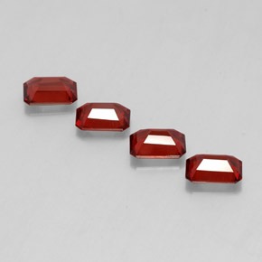 カラットの天然ディープレッドアルマンディンガーネット（7×5 mm・エメラルドカット）