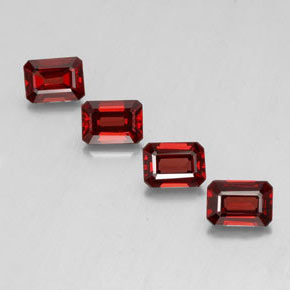 カラットの天然ディープレッドアルマンディンガーネット（7×5.1 mm・エメラルドカット）
