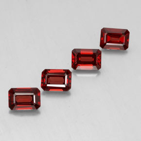 カラットの天然ディープレッドアルマンディンガーネット（7×5.1 mm・エメラルドカット）