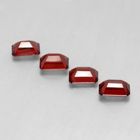 カラットの天然ディープレッドアルマンディンガーネット（7×5.1 mm・エメラルドカット）