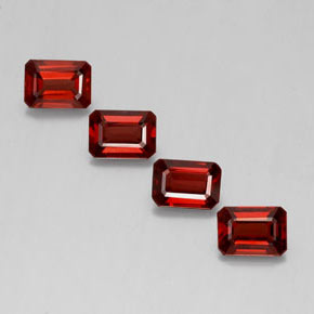 カラットの天然ディープレッドアルマンディンガーネット（7.2×5.1 mm・エメラルドカット）