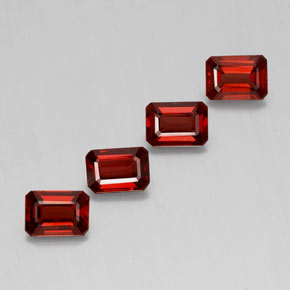 カラットの天然ディープレッドアルマンディンガーネット（7.2×5.1 mm・エメラルドカット）