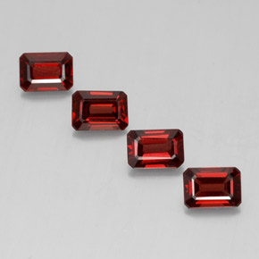 カラットの天然ディープレッドアルマンディンガーネット（7.1×5 mm・エメラルドカット）