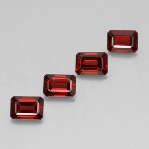 カラットの天然ディープレッドアルマンディンガーネット（7.1×5 mm・エメラルドカット）