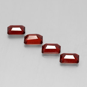 カラットの天然ディープレッドアルマンディンガーネット（7.1×5 mm・エメラルドカット）