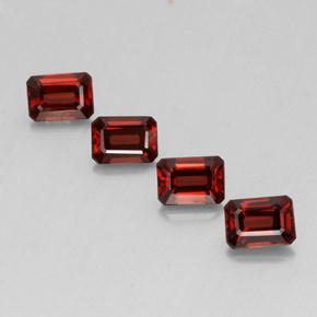 カラットの天然ディープレッドアルマンディンガーネット（7×5 mm・エメラルドカット）
