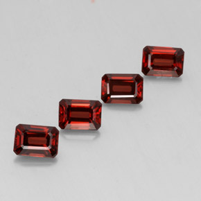 カラットの天然ディープレッドアルマンディンガーネット（7×5 mm・エメラルドカット）