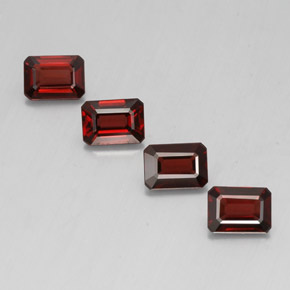 カラットの天然ディープレッドアルマンディンガーネット（7.1×5.1 mm・エメラルドカット）