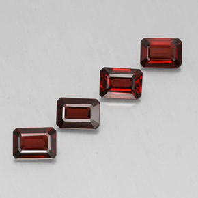 カラットの天然ディープレッドアルマンディンガーネット（7.1×5.1 mm・エメラルドカット）