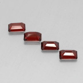 カラットの天然ディープレッドアルマンディンガーネット（7.1×5.1 mm・エメラルドカット）