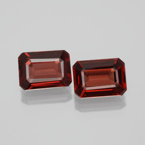 カラットの天然ディープレッドアルマンディンガーネット（7.1×5.1 mm・エメラルドカット）