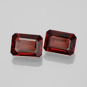 カラットの天然ディープレッドアルマンディンガーネット（7.1×5.1 mm・エメラルドカット）
