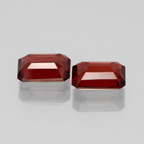 カラットの天然ディープレッドアルマンディンガーネット（7.1×5.1 mm・エメラルドカット）