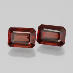 カラットの天然ディープレッドアルマンディンガーネット（6.8×5 mm・エメラルドカット）