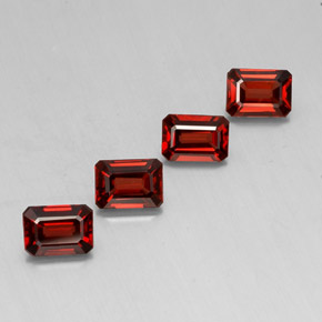 カラットの天然ディープレッドアルマンディンガーネット（6.9×5 mm・エメラルドカット）